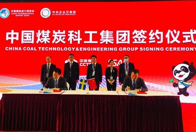 SSAB瑞典钢铁集团特种钢事业部中国北区大区销售经理李小利与中国煤炭科工集团天地奔牛实业集团有限公司常务副总刘红刚签署合作协议