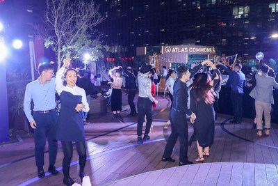 男女嘉宾共跳交谊舞，拉近彼此距离
