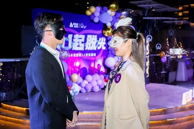 在游戏互动环节中，男女嘉宾深情对望