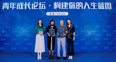 华尔街英语创始人Pecce（右二）与主办方、参会嘉宾合影