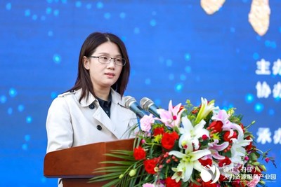 颐高集团副总裁、楼友会创始人兼CEO李艳萍开园致辞