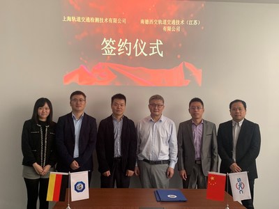 出席仪式的工作人员合影