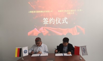 沈浩先生（图左）与方云根先生代表双方公司签订协议