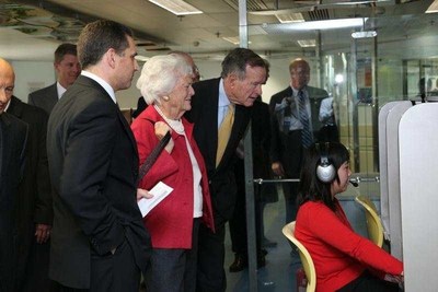 华尔街英语老员工Sophie（右一）为访华外宾演示课程