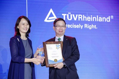 TUV莱茵大中华区人力资源部副总裁李浩华（右）出席了颁奖典礼