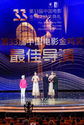 王瑞导演从中国著名女演员田华、中国著名导演李前宽手中接过最佳导演奖的奖杯和证书