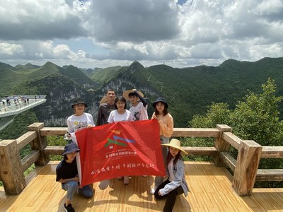 参赛团队在乐业天坑项目点调研