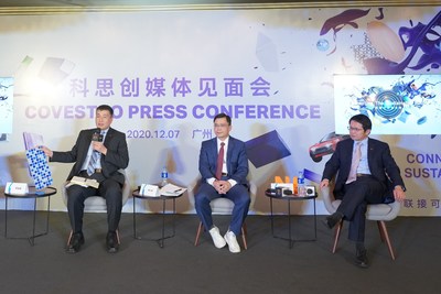 科思创涂料、粘合剂及特殊化学品业务部亚太区高级副总裁钟小斌（中），科思创涂料、粘合剂及特殊化学品业务部大中华区副总裁陆伟国（右），科思创涂料、粘合剂及特殊化学品业务部技术应用开发亚太区副总裁李金旗（左）