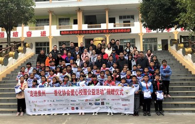 图三：爱心企业代表与学生合影留念