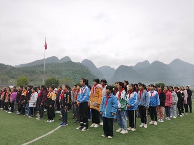 图二：孩子们参与现场捐赠仪式