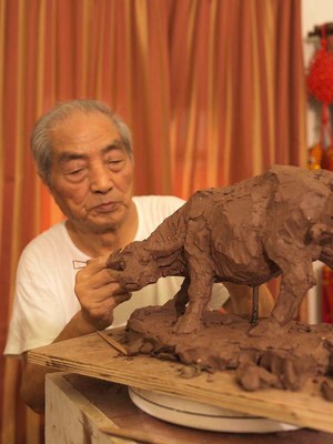 汪观清亲手雕塑制作过程