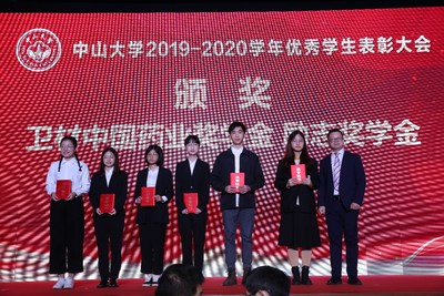 刘光华与卫材中国奖助学金获奖学生代表合影
