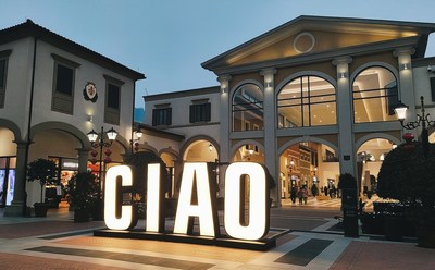 佛罗伦萨小镇意大利语“CIAO”（你好）巨型字母灯饰