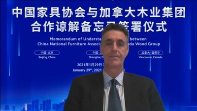 加拿大木业集团总裁布鲁斯·圣约翰先生发表讲话