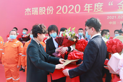 杰瑞股份2020年度“金钥匙奖”获得者上台领奖 杰瑞股份2020年度“金钥匙奖”获得者上台领奖