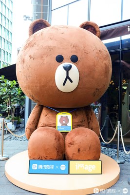 LINE FRIENDS 巨型布朗熊雕塑空降深圳腾讯总部
