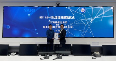 TUV南德李太伟先生（右）为电网公司丁洽先生颁发证书
