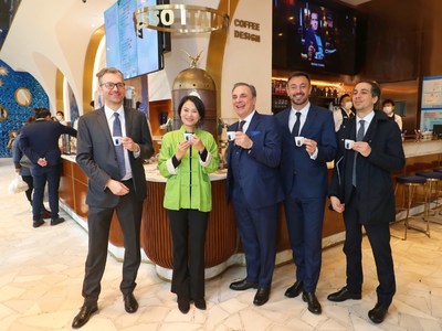 意大利驻华大使方澜意（Luca Ferrari）（中间）、百胜中国CEO屈翠容（Joey Wat）（左二）、意大利驻上海总领事陈琪（Michele Cecchi）（左一）、意大利驻上海副领事程若珂（Rocco Carlo Genchi）（右一）Lavazza集团中国区代表路志高（Pietro Luigi Ghigo）（右二）