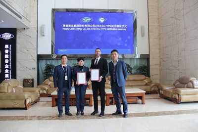 TUV南德Kristof De Gersem先生（右二）为厚普股份黄耀辉女士颁发ATEX型式防爆证书