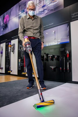 戴森首席工程师与创始人詹姆斯&middot;戴森（James Dyson）演示激光探测功能