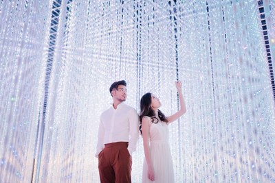 金文明和李安沉浸在艺术科学博物馆内的水晶宇宙