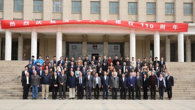 4月16日，清华大学社会科学学院和中国医师协会人文医学专业委员会在京举办清华大学110周年校庆系列活动之医学人文论坛。图为与会嘉宾合影。