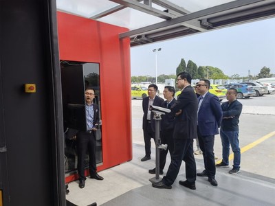 中国石化副总裁赵日峰等一行对奥动上海换电站进行实地考察