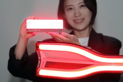 LG Innotek 员工正在展示 Automotive lighting module（车用照明模块）“Nexlide-E”。此产品比现有亮度提高 63%，车辆前后方均可适用。