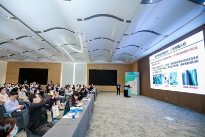 中国科学院长春应用化学研究所研究员栾世方先生在做报告