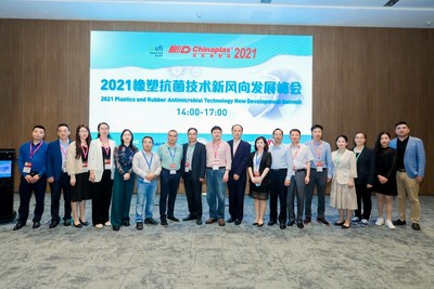 会议主办方和专家们合影留念