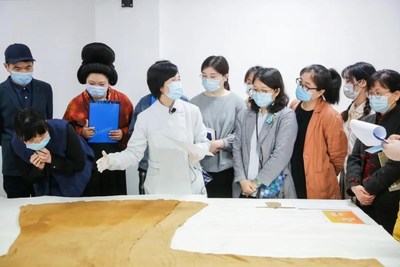甘薛雁老师带领观众们鉴赏文物