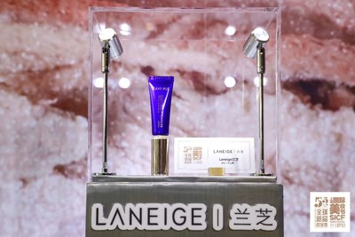 兰芝淡纹‘小兰管’95%纯度视黄醇，多管齐下呵护娇嫩眼周。