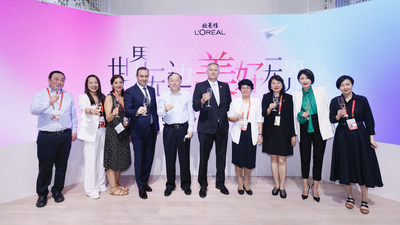 法国驻华大使罗梁，中国商务部副部长王炳南，海南省委常委肖莺子，欧莱雅北亚总裁及中国首席执行官费博瑞等领导及合作伙伴高层一同出席了剪彩环节