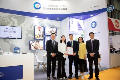 TUV南德轻工产品部丁宇斌先生（左三）、张炳刚先生（右一）、秦伟先生（左一）与深圳CEO金宏朱美露女士（左二）、熊敏女士（右二）出席颁证仪式