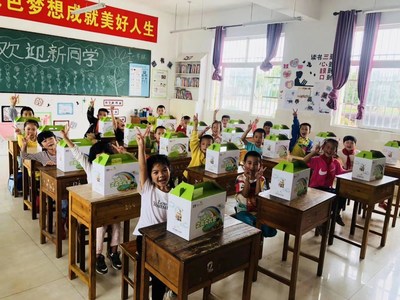晨光彩虹公益已累计捐出超过10万个金种子文具大礼包，建立30间晨光彩虹创意教室