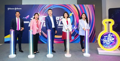 强生中国管理团队与员工共庆雇主品牌乐活升级。左起：强生全球人才招聘负责人孔文卓（Alex Kopitsas）；强生中国企业传播与公共事务副总裁陶悦；强生眼力健大中华区、澳大利亚及新西兰副总裁王利平；强生视力健中国区总经理李婧；强生医疗及强生中国人力资源负责人周立平