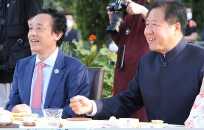 521国际茶日活动现场与我常驻联合国粮农机构代表处广德福大使，意大利副外长，联合国粮农三机构总干事、总裁、助理执行干事，欧盟和各大区以及部分国家驻粮农机构大使连线互动，中外嘉宾通过&ldquo;云端&rdquo;共品茶香茶韵，互致节日祝福。