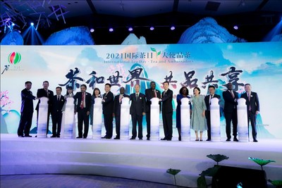 活动最后，中外嘉宾代表共同点亮&ldquo;2021国际茶日&rdquo;字样，向全球茶人送上节日的祝福。