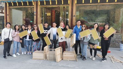 华尔街英语成都行学员制作蜂箱