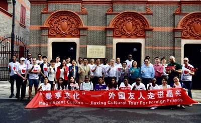 活动主办方领导嘉宾与留学生在上海中共一大会址前合影