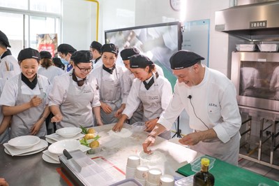 学生学习烹饪意大利料理