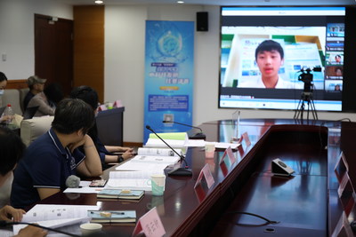 参加决赛的选手们通过网络视频形式与评委交流