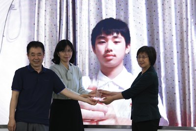 为特等奖选手广东实验中学的詹瀚楚颁发奖杯