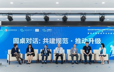 圆桌对话:共建规范·推动升级(从左至右:依视路仪器部大中华区副总裁陈路怡,中国眼镜协会驻会副理事长江波,宝视达集团董事长张鸿林,千叶眼镜董事长叶定坎,王鹏眼镜董事长王鹏,星创视界(宝岛眼镜)首席专业官连捷,《视界》杂志社社长林艳) 圆桌对话:共建规范·推动升级(从左至右:依视路仪器部大中华区副总裁陈路怡,中国眼镜协会驻会副理事长江波,宝视达集团董事长张鸿林,千叶眼镜董事长叶定坎,王鹏眼镜董事长王鹏,星创视界(宝岛眼镜)首席专业官连捷,《视界》杂志社社长林艳)