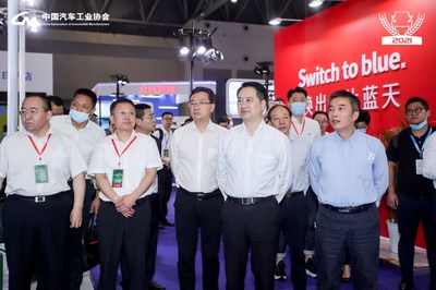 国家部委、重庆市政府与合作企业相关领导亲自莅临奥动新能源展台巡视 国家部委、重庆市政府与合作企业相关领导亲自莅临奥动新能源展台巡视