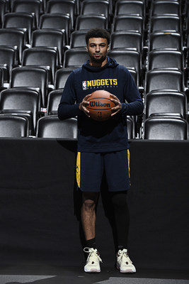 Wilson 顾问团成员兼 Denver Nuggets 控球后卫 Jamal Murray 手持新 NBA 官方比赛用球。