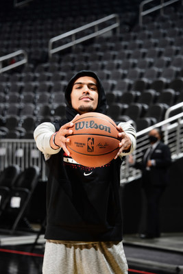 Wilson 顾问团成员兼 Atlanta Hawks 控球后卫 Trae Young 手持新 NBA 官方比赛用球。