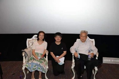 许贤豪教授（右）、徐雁教授（左）与毛毛（中）合影