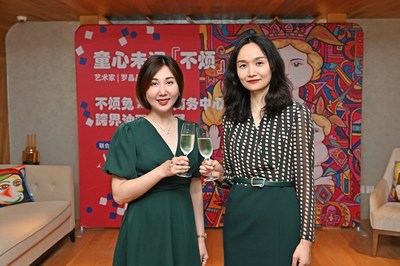 艾克商务中心北京总经理胡雯（右）与艺术家罗晶晶（左）举杯祝贺开幕展完满成功