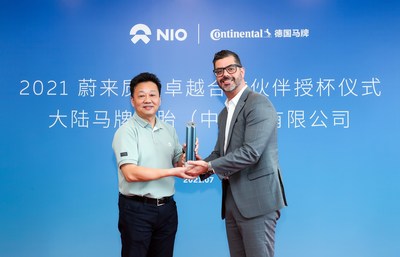 德国马牌轮胎荣获NIO蔚来“2021蔚来质量卓越合作伙伴”奖项。图左：蔚来执行副总裁兼质量委员会主席，沈峰博士；图右：德国马牌亚太区副总裁、轿车及轻卡车胎原装配套业务，Dr. Juan Botero。